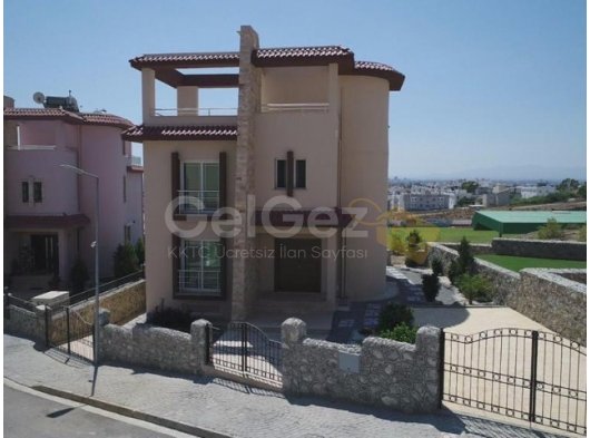 Lefkoşa'da — -Lefkoşa Hamitköyde -3 1 müstakil Son Villalar -Türk Koçanlı -420 m2 arsa içinde -280 m2 kapalı alana sahip -Özel bahçeli -Ve özel garajlı -Öze