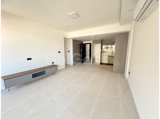 Gazimağusa Sky Sakarya Rezidans’ta 2+1 Sıfır, 3 parça Eşyalı ve Klimalı 2.kat Satılık Daire – Şehir Merkezinde Yatırım Fırsatı! - +905338641212