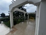 Girne Merkez Karaoğlanoğlu Caddesinde Kiralık 3+1 Müstakil Bahçeli Eşyasız Villa /1300 STG/+905391132605