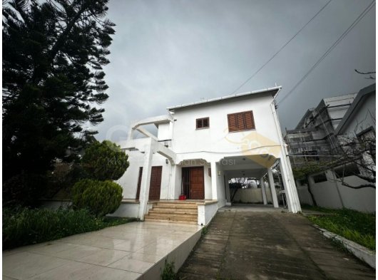 Girne Merkez Karaoğlanoğlu Caddesinde Kiralık 3+1 Müstakil Bahçeli Eşyasız Villa /1300 STG/+905391132605