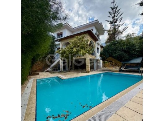Girne Ciglos Bölgesinde, Türk Tapulu Özel Yüzme Havuzlu, Geniş Bahçeli Satılık Villa
