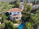 Girne Ciglos Bölgesinde, Türk Tapulu Özel Yüzme Havuzlu, Geniş Bahçeli Satılık Villa