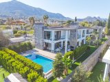 Kıbırs Girne Ozanköy’de 4+1 Türk Tapulu Havuzlu ve Peyzajlı lüx villa