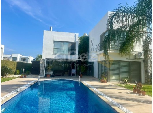 GİRNE EDREMİT'TE FIRSAT FİYATA SATILIK 4+1 LÜX VİLLA