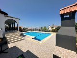 Girne ArapKöy de Geniş arazi içinde, Satılık Havuzlu müstakil Villa