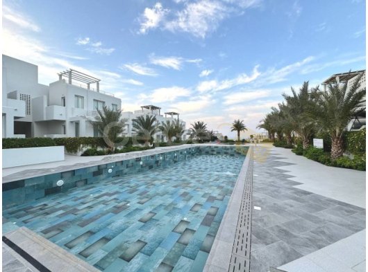 GiRNE ALSANCAKTA SİTE İÇİNDE AKDENİZ TASARIMLI SATILIK BAHÇELİ 2+1 DAİRE...