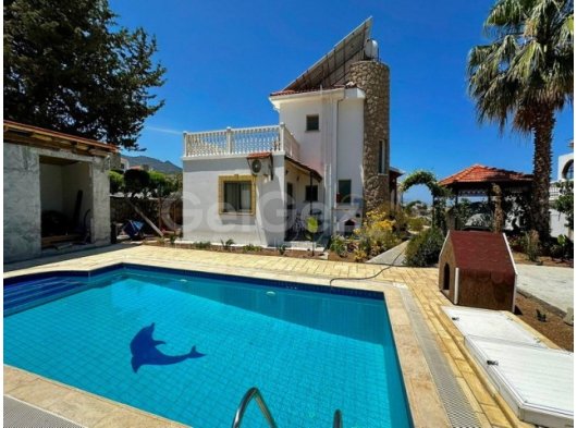 SATILIK DENİZ MANZARALI VİLLA – £347,000 – Bahçeli / Girne