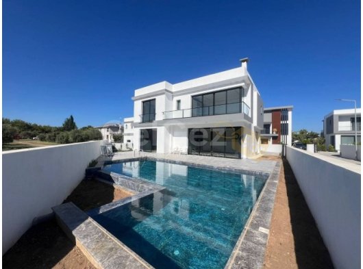 Çatalköyde’de Satılık 4+1 Havuzlu Deniz ve Dağ Manzaralı Modern Villa