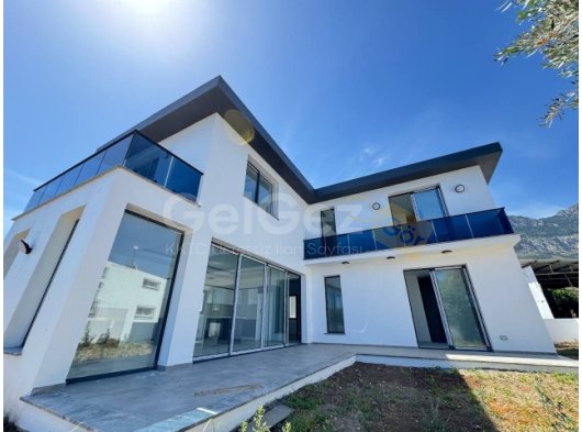 LAPTA BÖLGESİNDE DAĞ VE DENİZ MANZARALI SATILIK 4+1 ODALI LÜKS VİLLA
