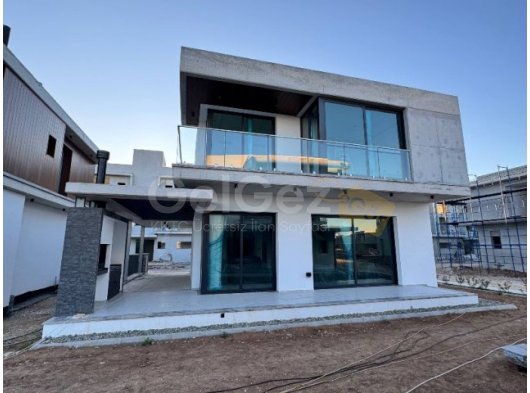 Satılık Modern 3+1 Lüks Villa – Geniş Bahçeli