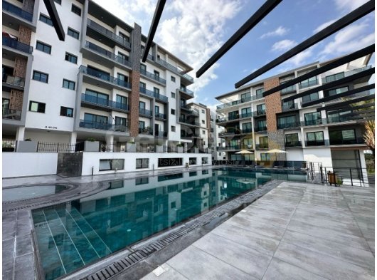 Girne merkezde Nusmar ve Şokmar market yakınında havuzlu site içerisinde kiralık 2+1 daire