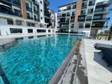 Girne merkezde Nusmar ve Şokmar market yakınında havuzlu site içerisinde kiralık 2+1 daire