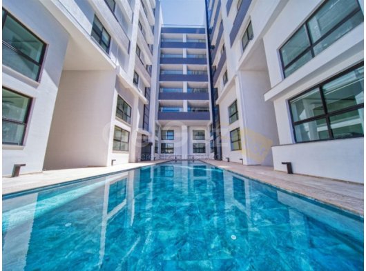 Girne merkezde Lord Palace Casino yakınında havuzlu site içerisinde kiralık 2+1 en suit daire