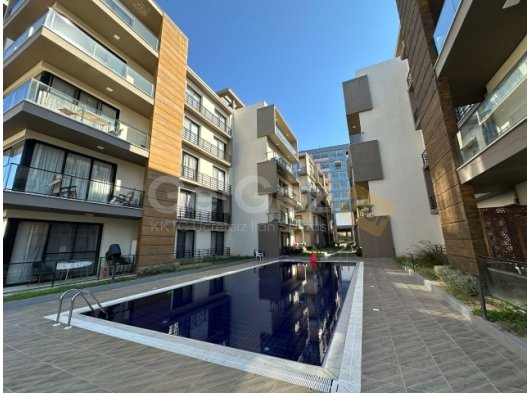 Girne merkezde Lord Palace Casino yakınında havuzlu site içerisinde kiralık 2+1 en suit daire