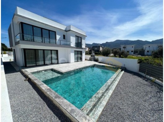 Girne Ozanköyde Cratos Otel Casino Yakınında Özel Havuzlu 4+1 Kiralık Villa