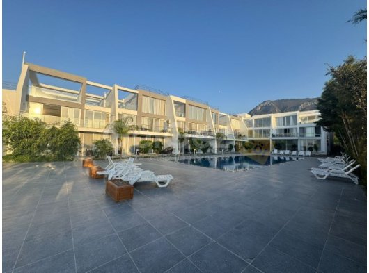 Girne Doğanköyde Havuzlu Site İçerisinde Deniz Manzaralı Satılık 3+1 Penthouse