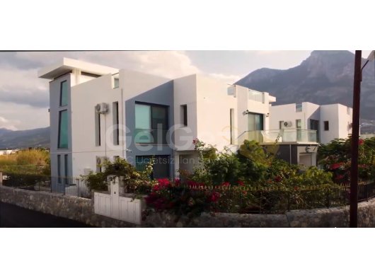 Girne- Karşıyaka' da Satılık Özel Havuzlu ve Bahçeli Muhteşem Lüks  4+1 Villa