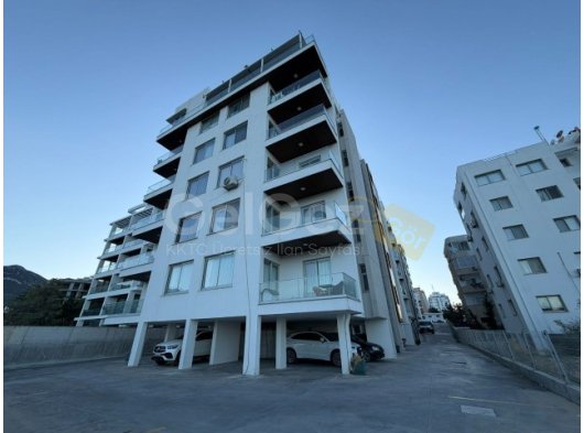 Girne merkezde Les Ambassadeurs Hotel & Casino yakınında Satılık 2+1