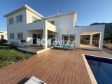 Girne Çatalköy'de Deniz Manzaralı Özel Havuzlu Bahçeli Kiralık 3+1 Villa