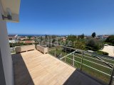 Girne Bellapais'te Deniz Manzaralı Ortak Havuzlu Sitede Bahçeli Kiralık 2+1 ve 3+1 Villalar