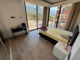 Girne Merkez'de Kapalı Otoparklı Havuzlu Sitede Kiralık Eşyalı 2+1 Penthouse Daire