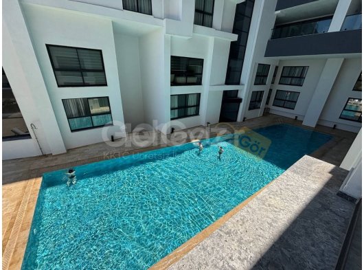 Aylık Ödemeli..! Girne Merkez'de Ortak Havuzlu Kapalı Otoparklı Sitede Sıfır Eşyalı 2+1