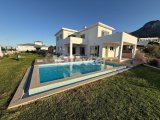 Girne Çatalköy'de Deniz Manzaralı Özel Havuzlu Bahçeli Kiralık 3+1 Villa