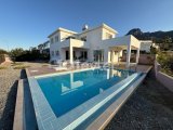 Girne Çatalköy'de Deniz Manzaralı Özel Havuzlu Bahçeli Kiralık 3+1 Villa