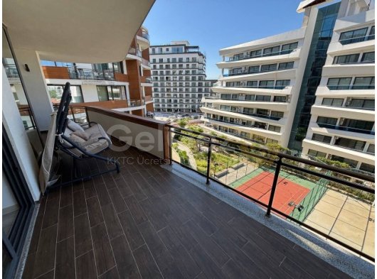 Girne Merkez'de Kapalı Otoparklı Havuzlu Sitede Kiralık Eşyalı 2+1 Penthouse Daire