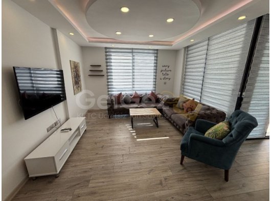 Girne Merkez'de Teraslı Deniz ve Dağ Manzaralı Muhteşem Eşyalı Kiralık 2+1