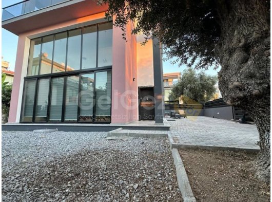 Girne Ozanköy'de Çatalköy Oteller Bölgesine Yakın Kiralık Eşyalı 4+1 Villa