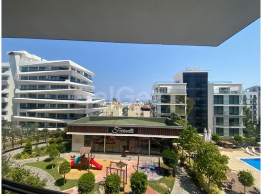 Girne Merkez'de Ortak Havuzlu Kapalı Otoparklı Site'de Kiralık Eşyalı 2+1