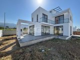 Girne Alsancak'ta Deniz Tarafı Merit Otellerine Yakın Satılık 3+1 Villa