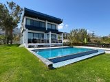 Girne Çatalköy'de Deniz Manzaralı Özel Havuzlu Geniş Bahçe Alanlı Satılık 4+1 Villa