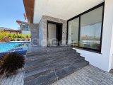 Girne Çatalköy'de Özel Havuzlu Deniz Tarafı Satılık Muhteşem 4+1 Villa