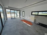 Girne Alsancak'ta Deniz Tarafı Merit Otellerine Yakın Satılık 3+1 Villa