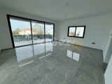 Girne Çatalköy'de İnanılmaz Deniz Manzaralı Kapalı Otoparklı Satılık 3+1 Villa
