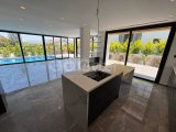 Girne Çatalköy'de Özel Havuzlu Deniz Tarafı Satılık Muhteşem 4+1 Villa