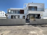 Girne Çatalköy'de Deniz Manzaralı Özel Havuzlu Satılık 4+1 Villa