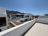 Girne Çatalköy'de Deniz Manzaralı Özel Havuzlu Satılık 4+1 Villa