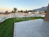 Girne Alsancak'ta Deniz ve Dağ Manzaralı Eşyalı Yüksek Kira Getirili Satılık 2+1 Daireler