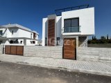 Girne Alsancak'ta Deniz Tarafı Merit Otellerine Yakın Satılık 3+1 Villa