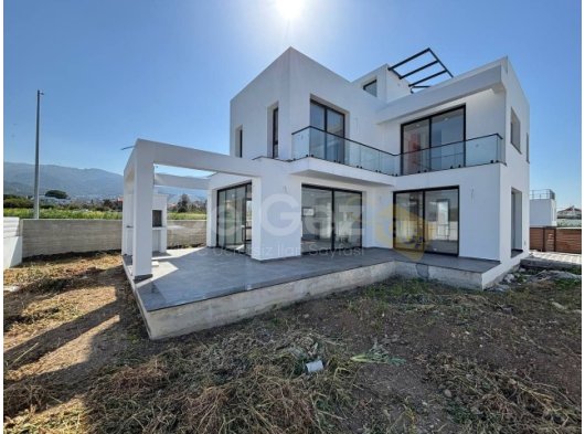 Girne Alsancak'ta Deniz Tarafı Merit Otellerine Yakın Satılık 3+1 Villa
