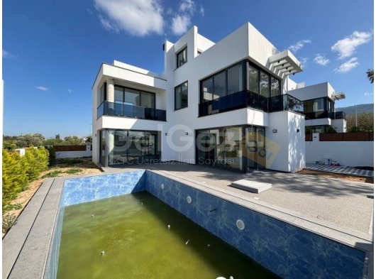 Girne Alsancak'ta Anayola Duraklara Yakın Süper Konumda Satılık 4+1 Villalar