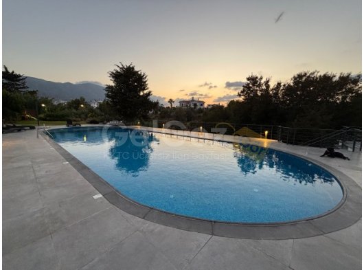 Girne Alsancak'ta Prestijli Sitede Satılık Eşyalı Deniz Manzaralı 3+1 villa