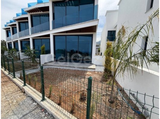 Girne Çatalköy'de Panoramik Deniz Manzaralı Teraslı Bahçeli Satılık 2+1 Dublex Daireler
