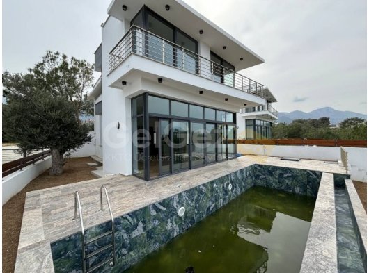 Girne Çatalköy'de Önü Kapanmaz Deniz Manzaralı Satılık 3+1 Villa