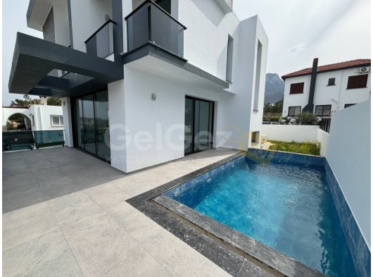 Girne Çatalköy'de İnanılmaz Deniz Manzaralı Kapalı Otoparklı Satılık 3+1 Villa