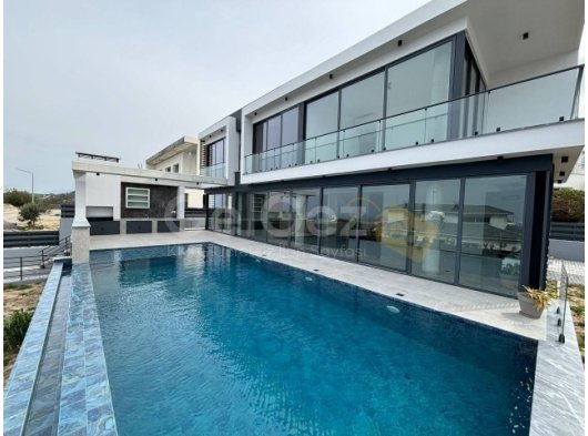 Çatalköy'de Panoramik Deniz Manzaralı Süper Ötesi Satılık 4+1 Villa