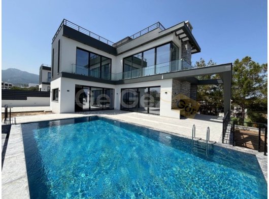 Kaçmaz Fırsat..! Girne Çatalköy'ün En Gözde Süper Lüks Denize Sıfır 4+1 Villası